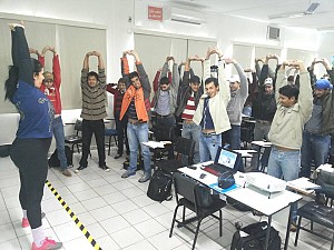 Universitários realizam atividades físicas em sala no Dia do Desafio
